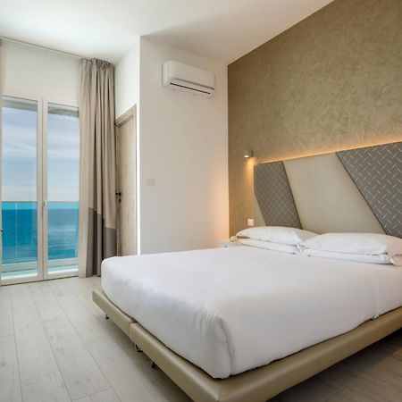 לטינה Hotel Tirreno מראה חיצוני תמונה