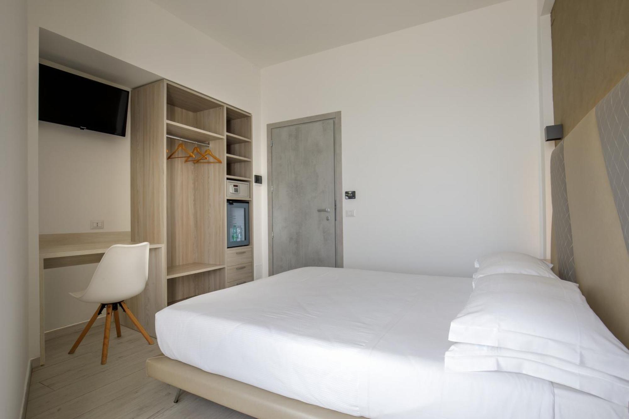 לטינה Hotel Tirreno מראה חיצוני תמונה