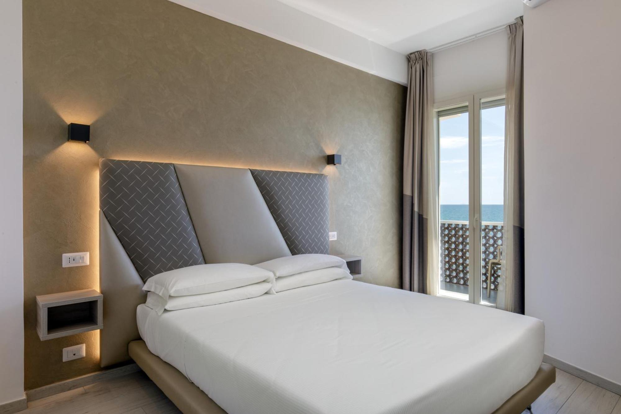 לטינה Hotel Tirreno מראה חיצוני תמונה