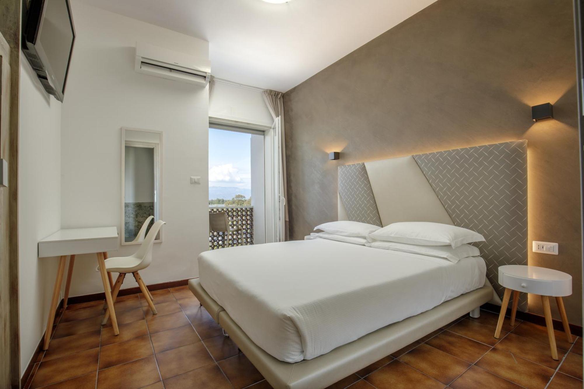 לטינה Hotel Tirreno מראה חיצוני תמונה