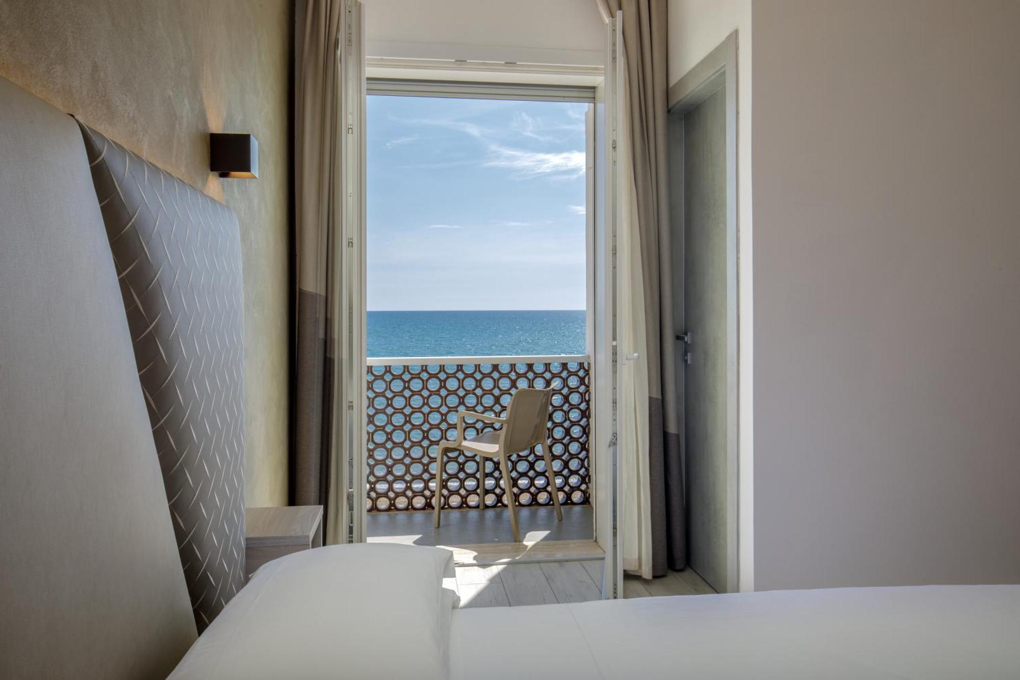 לטינה Hotel Tirreno מראה חיצוני תמונה
